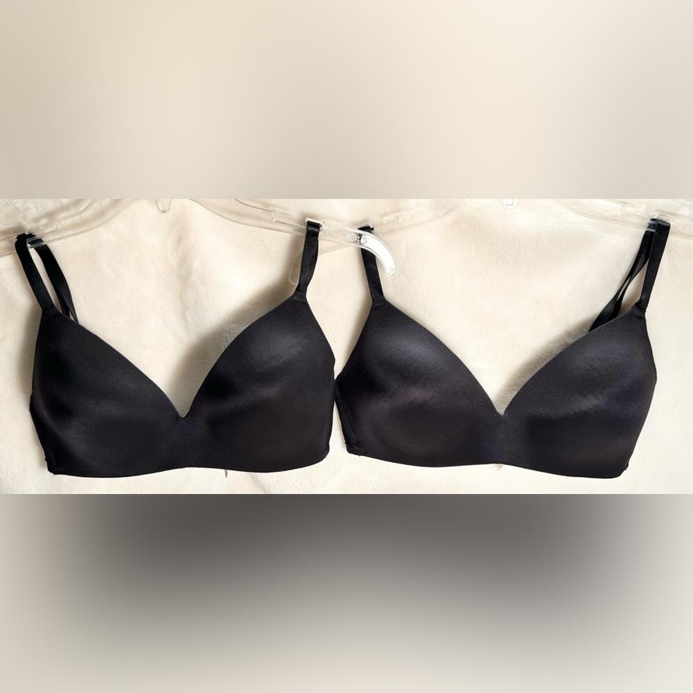 WOMENS LOT OF 2 32D BLACK B.TEMPT'D PADDED WIRELESS BRAS
